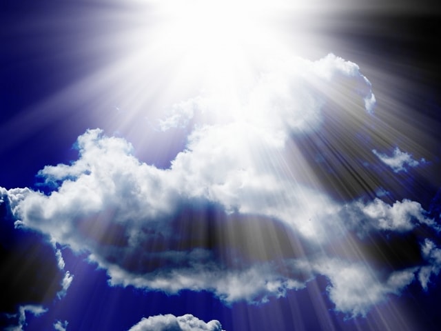 雲の隙間から太陽の光